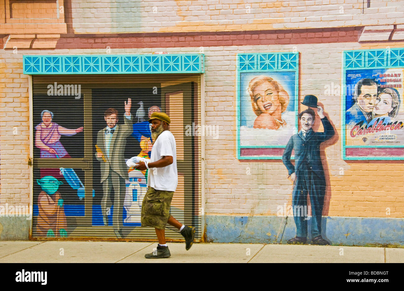 Homme marchant sur la rue Church Harvard Massachusetts Banque D'Images