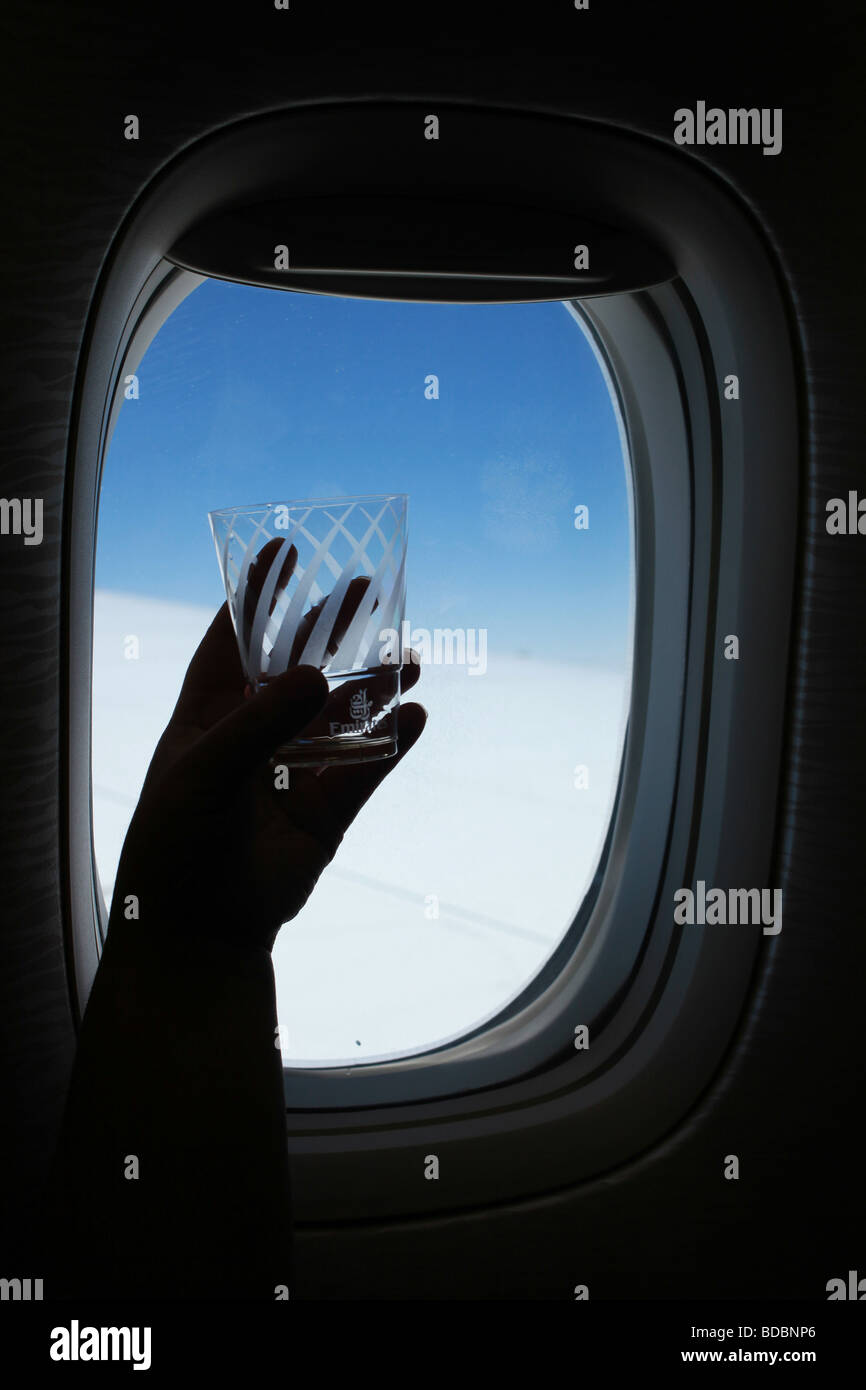 Boire de l'alcool en avion Photo Stock - Alamy