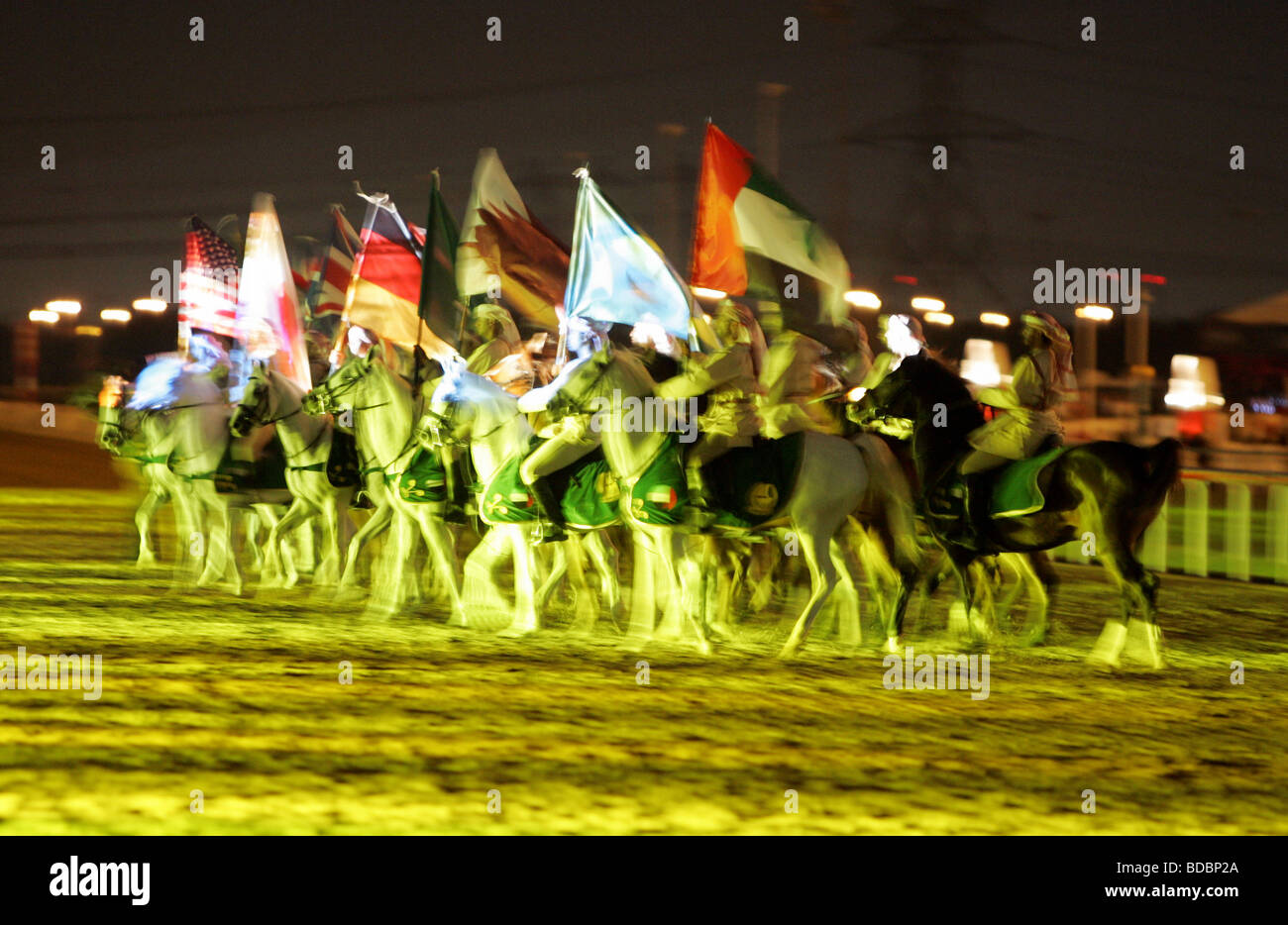 Cavaliers holding drapeaux nationaux, Dubai, Émirats Arabes Unis Banque D'Images
