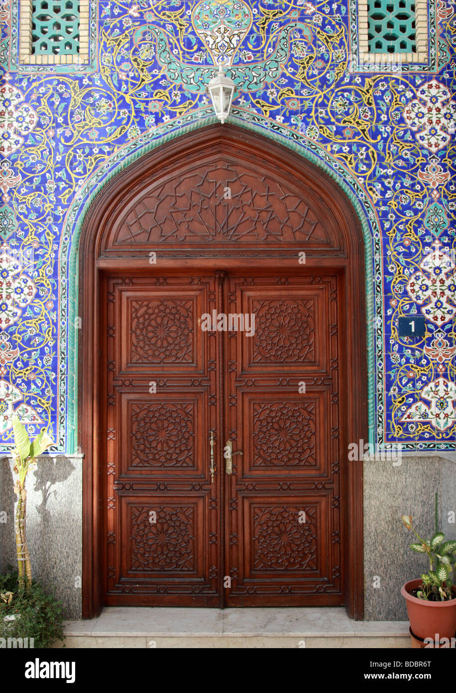 Sol carrelé bleu façade de la mosquée iranienne à Bur Dubai Emirats Arabes Unis Banque D'Images