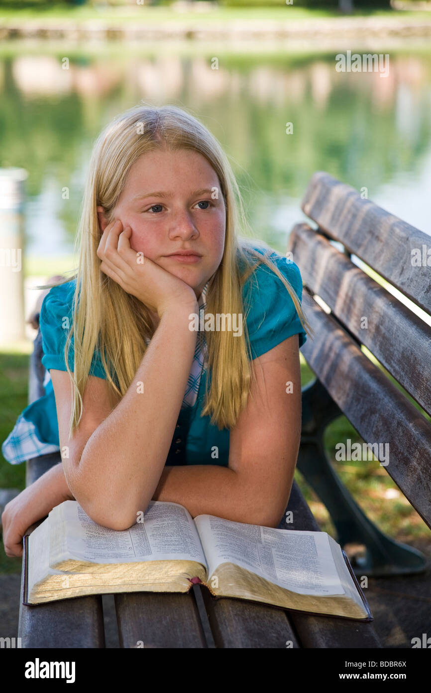 11-13 ans ans Caucasian Junior High girl lire la Bible, méditer la réflexion sur la Parole de Dieu. M. Pearson Myrleen Banque D'Images