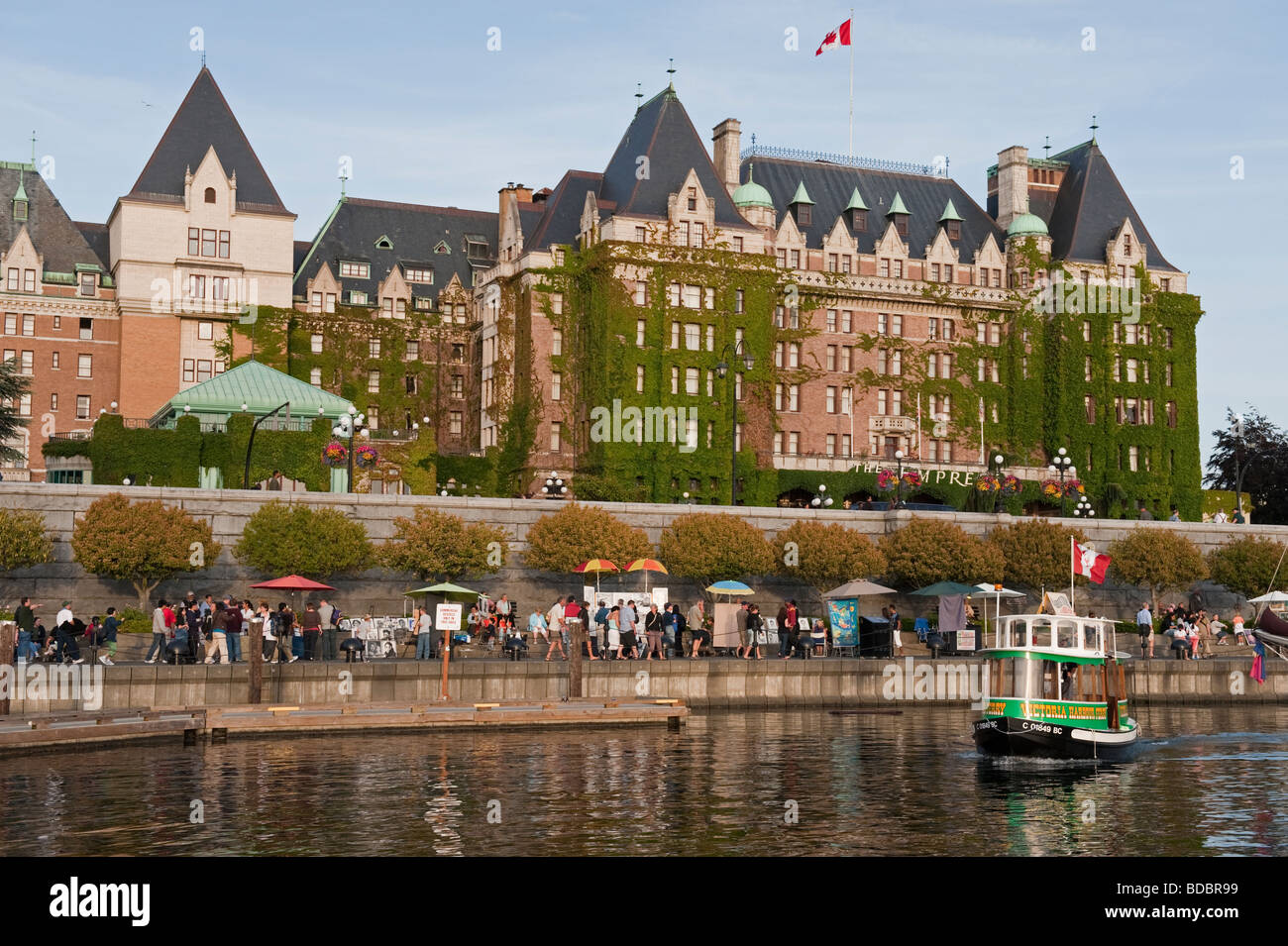 Un bateau-taxi ferries touristes autour de l'arrière-port de Victoria, Colombie-Britannique, Canada. L'Hôtel Empress à l'arrière-plan Banque D'Images