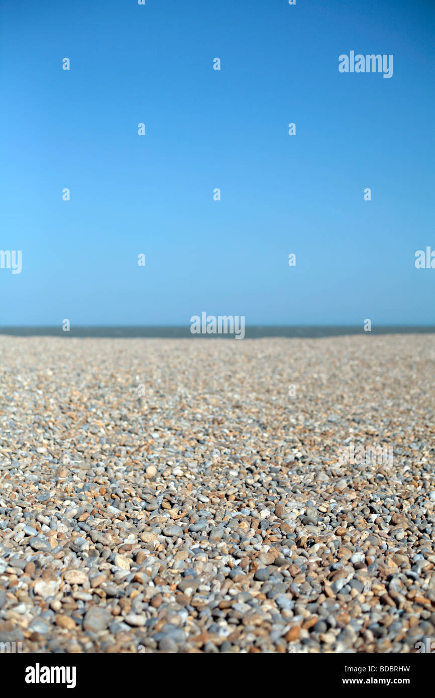 Une plage de galets et de ciel bleu. Banque D'Images