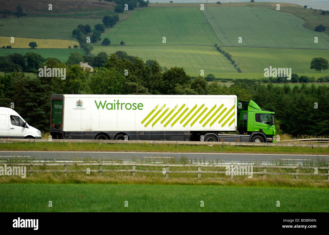 Scania camion avec remorque frigorifique réfrigérés supermarché Waitrose John Lewis Group Banque D'Images