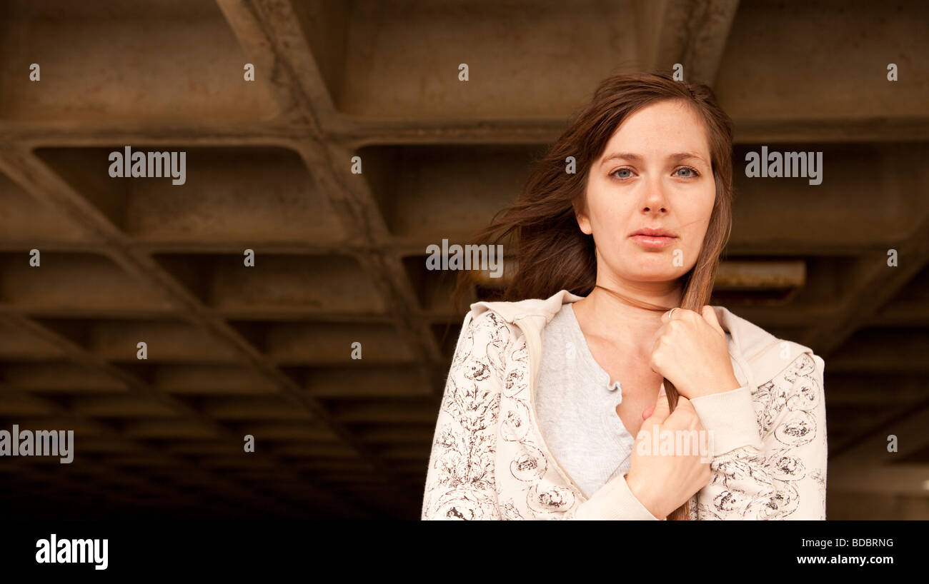 Portrait of Caucasian female brunette contre waffle-comme modèle de structure d'un garage de stationnement. Banque D'Images