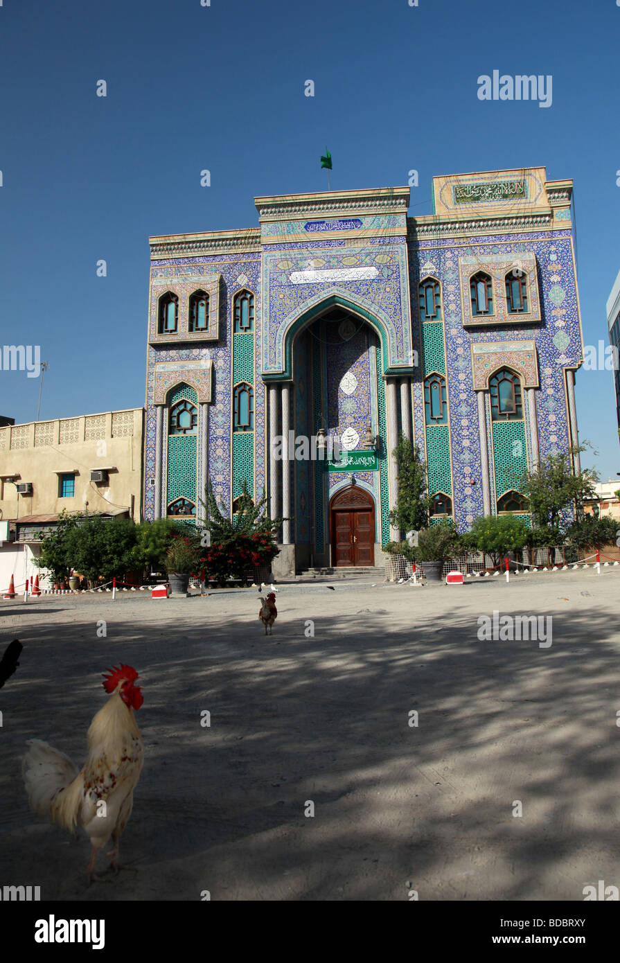 Sol carrelé bleu façade de la mosquée iranienne à Bur Dubai Emirats Arabes Unis Banque D'Images