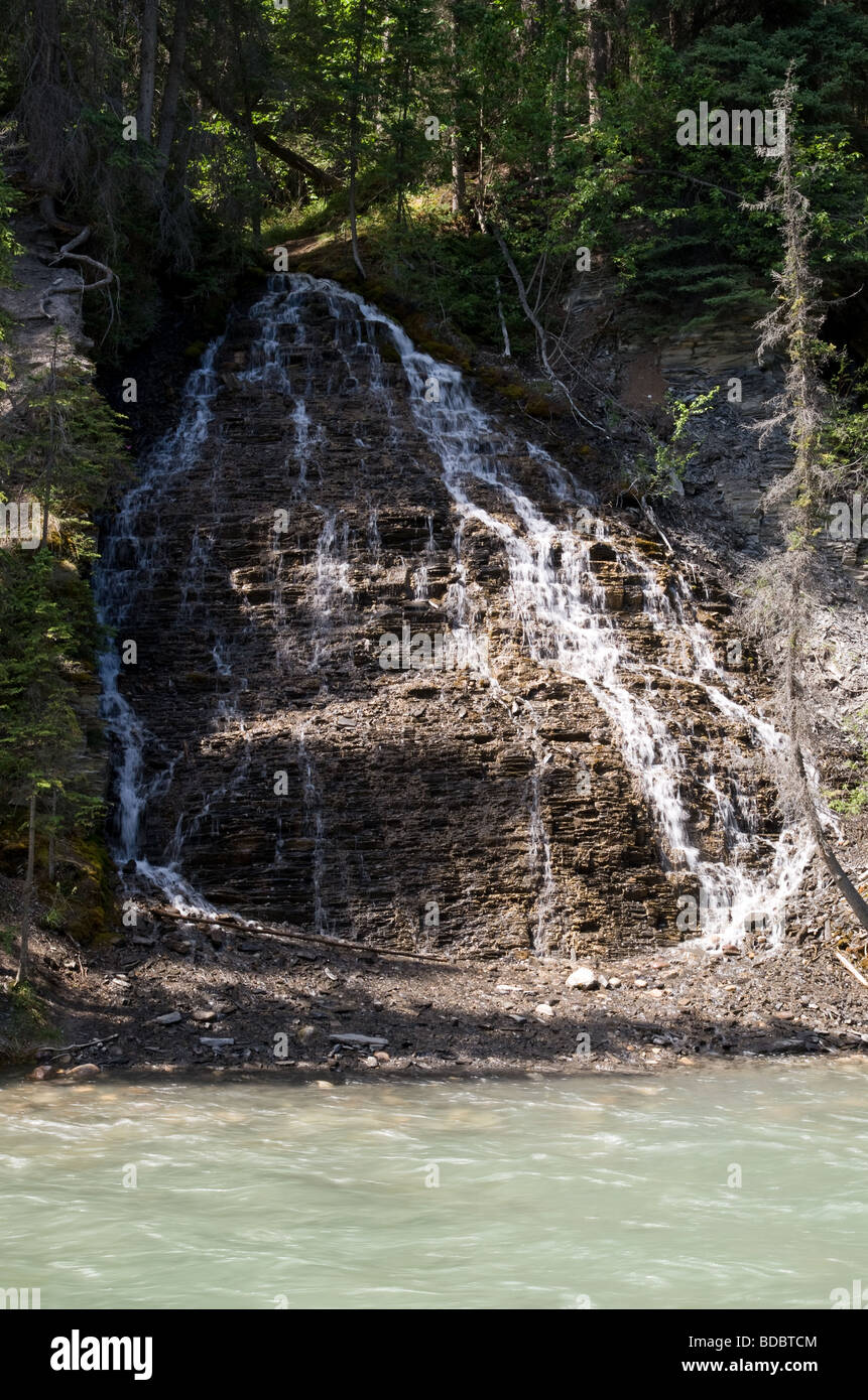 Petit affluent de l'automne de l'eau dans le canyon Maligne, parc national Jasper, Canada Banque D'Images