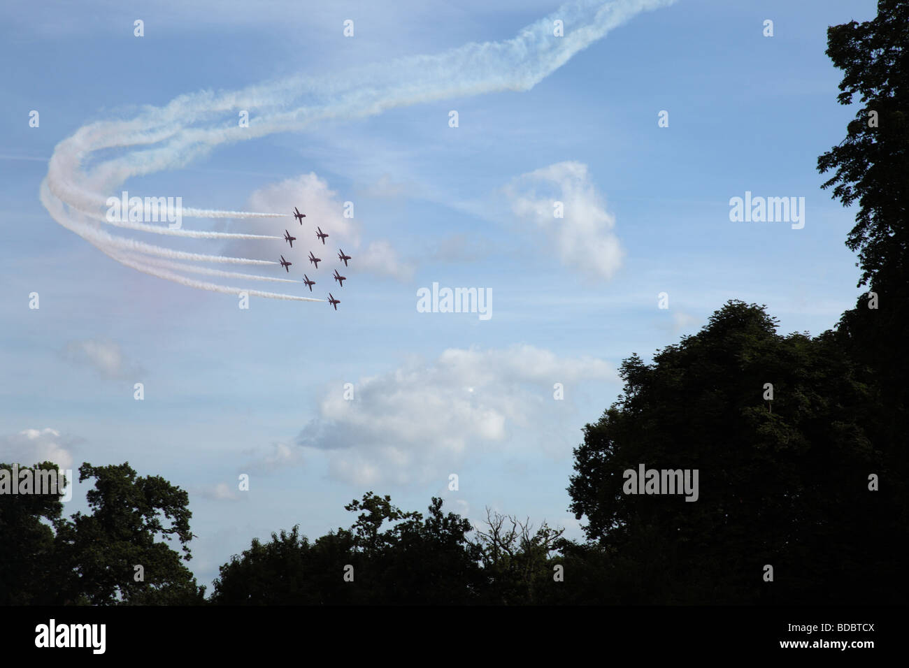 Les flèches rouges scream passé dans l'exécution de leurs programmes de démonstration sur Ashton Court à Bristol. Banque D'Images