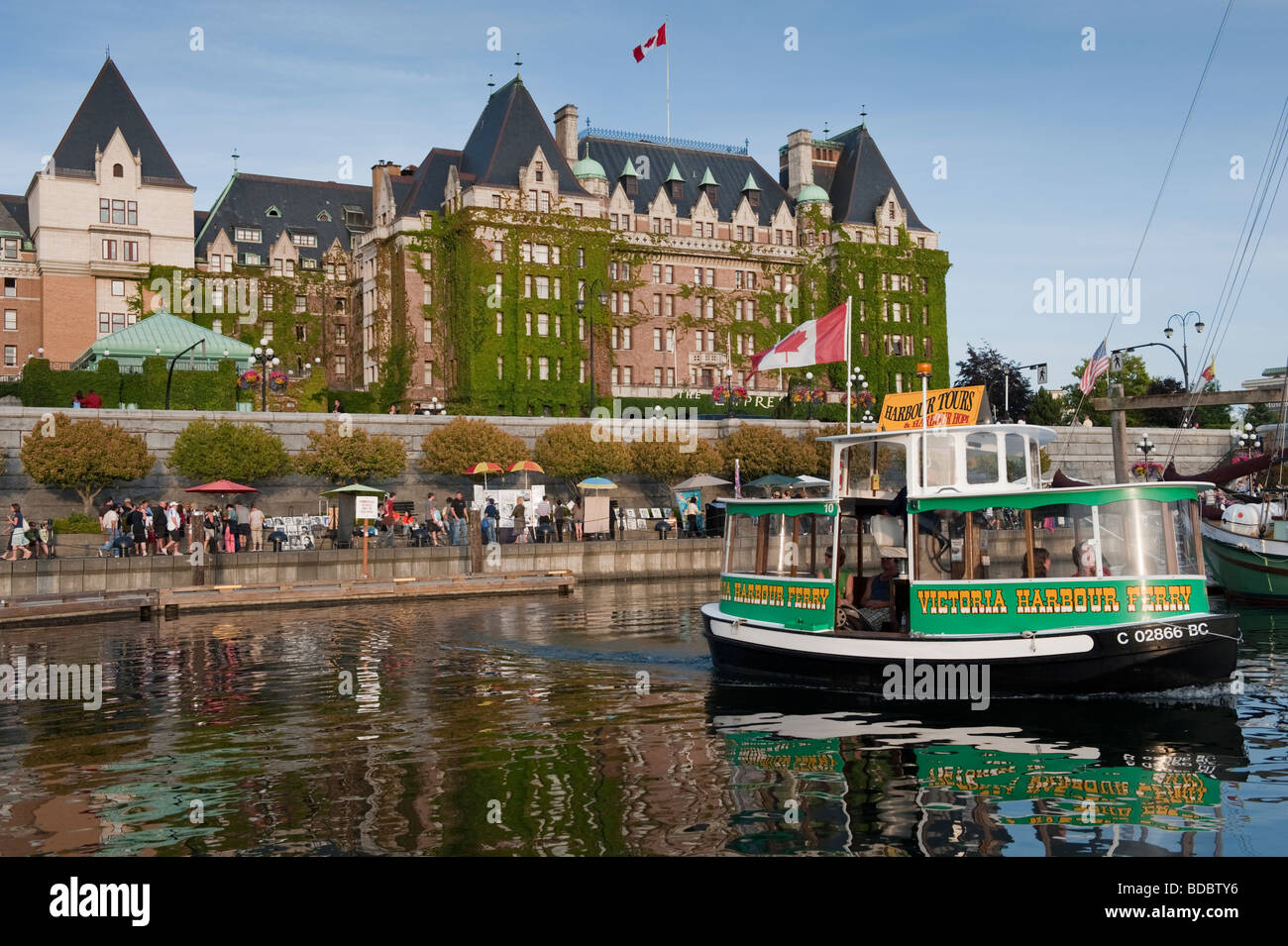 Un bateau-taxi ferries touristes autour de l'arrière-port de Victoria, Colombie-Britannique, Canada. L'Hôtel Empress à l'arrière-plan Banque D'Images