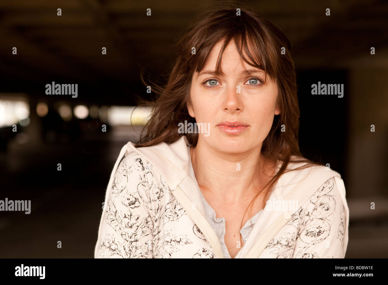 Portrait of Caucasian female brunette contre waffle-comme modèle de structure d'un garage de stationnement. Banque D'Images