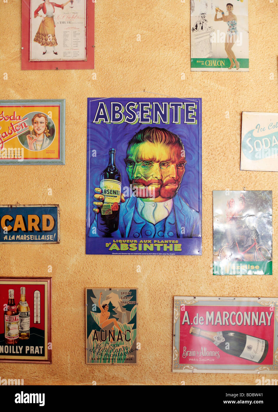 Vieilles enseignes / affiches (dont une pour l'absinthe avec Vincent Van Gogh) dans un café de Sault, sud de la France. Banque D'Images