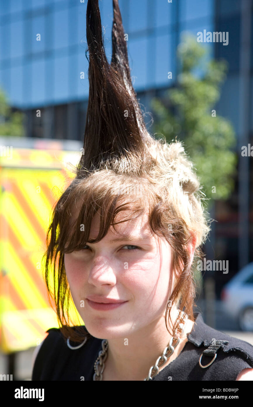 Une fille punk 'Rae Ray émeutes' avec un grand, Mohican Shoreditch, London, UK 2012 Banque D'Images