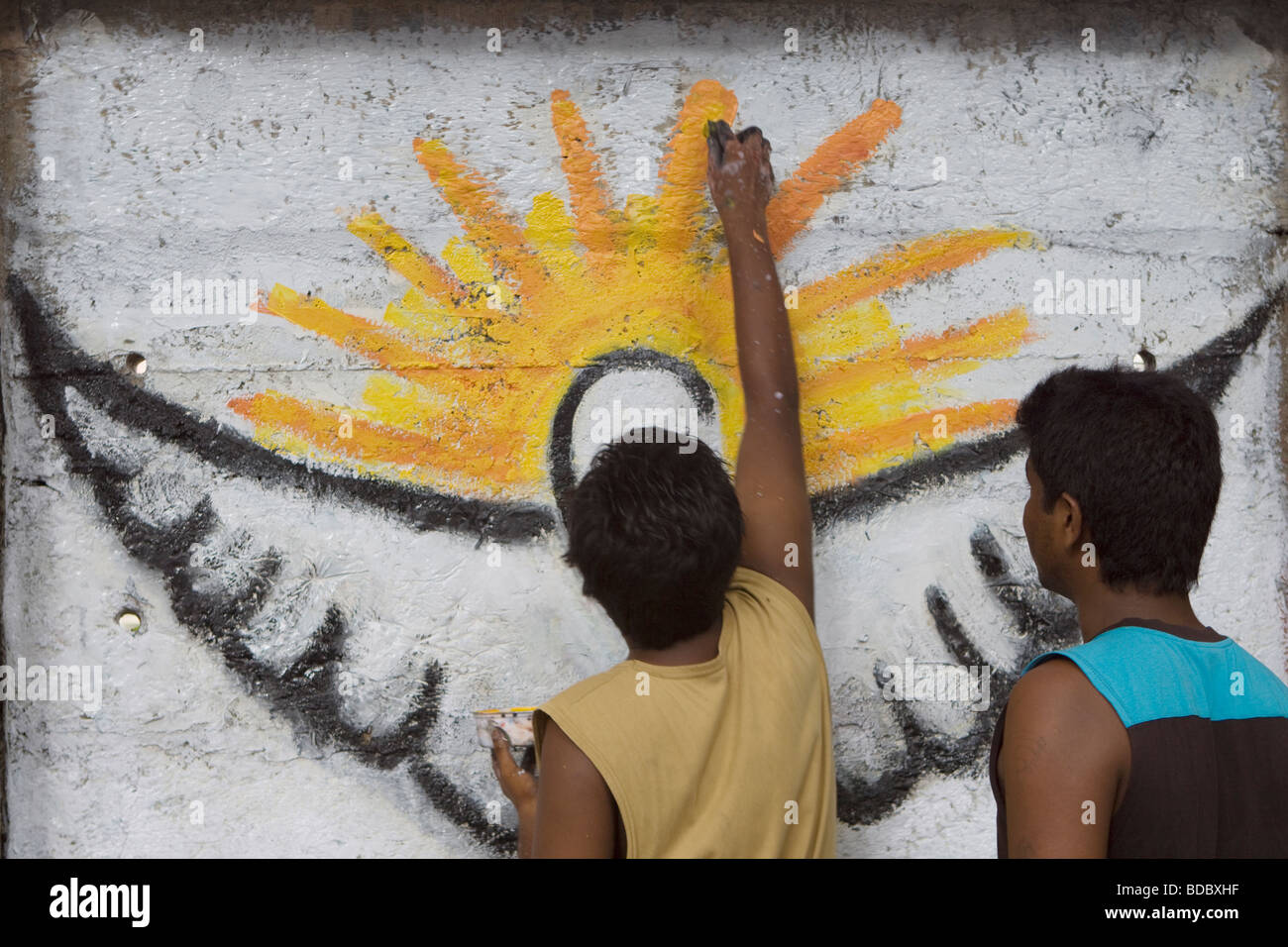 Les garçons indiens dessin graffiti sur un mur à Mumbai Banque D'Images