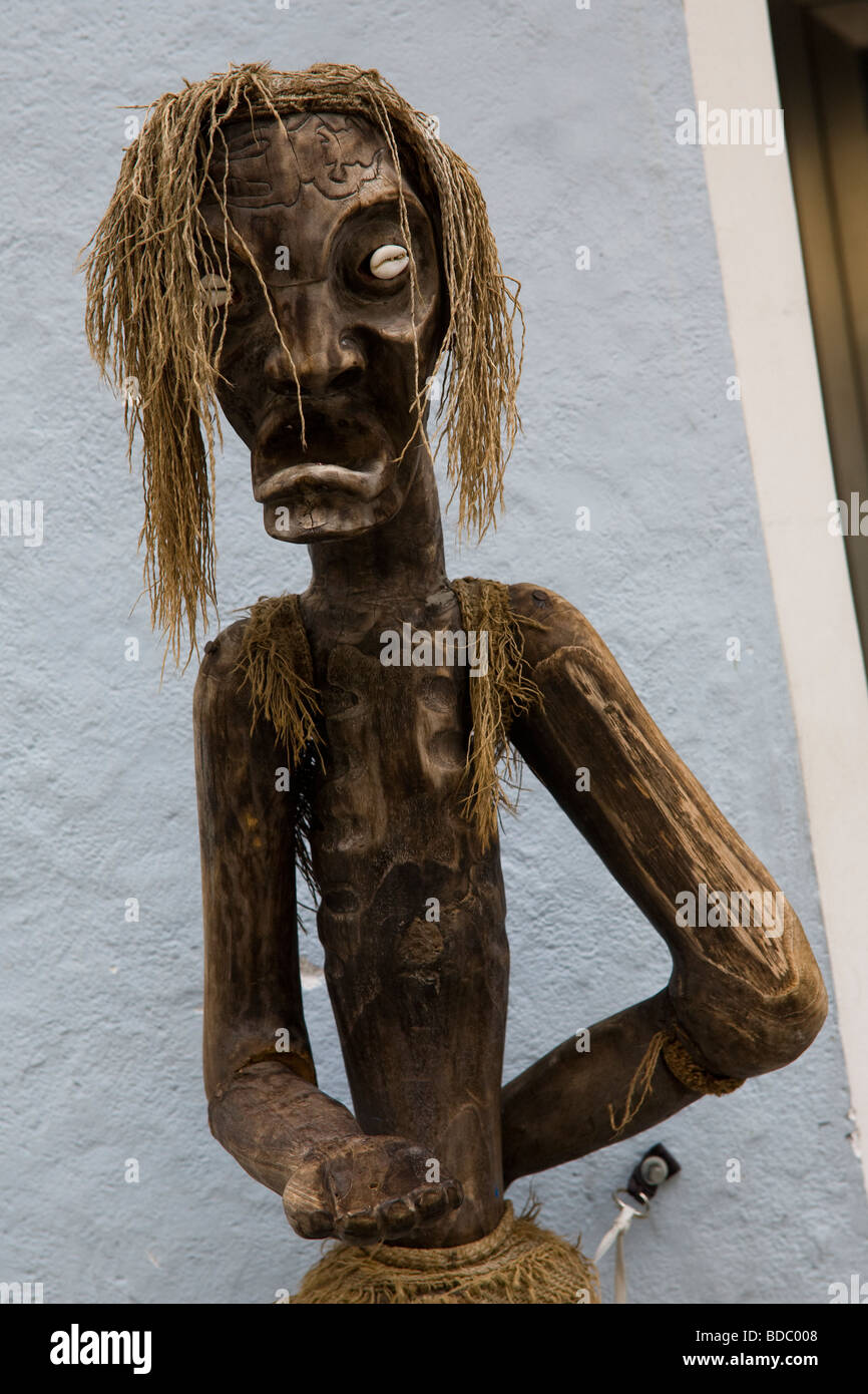 Ugly statue en bois avec les mains pour l'argent Banque D'Images
