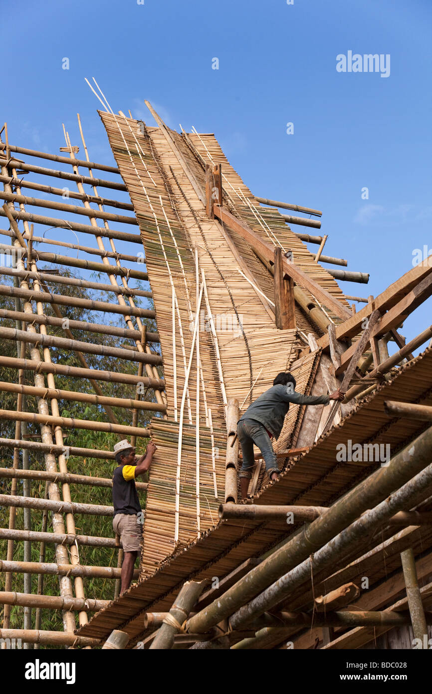 Tana Toraja de Sulawesi Indonésie Bebo tongkonan maison étant construite à l'aide de techniques traditionnelles de construction Banque D'Images