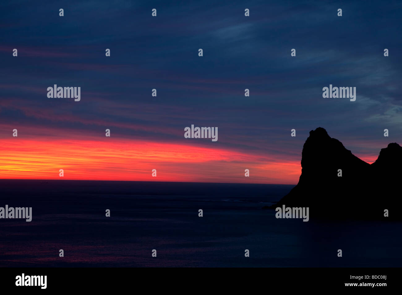 Incroyable Coucher du soleil derrière la Sentinelle Hout Bay Afrique du Sud Banque D'Images