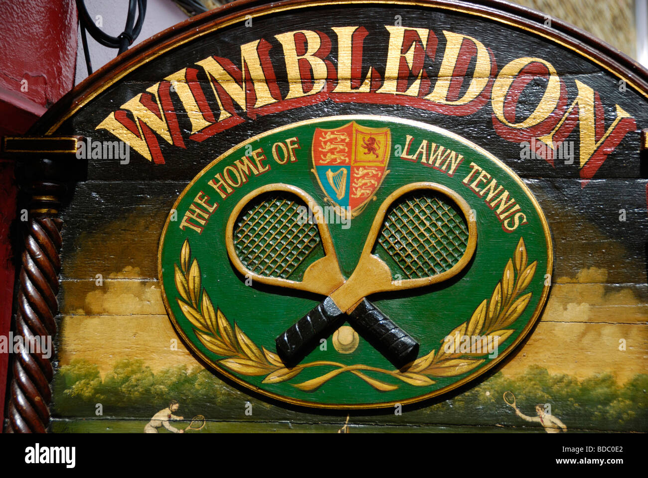 Ancienne enseigne publicitaire en bois peint à la main la promotion du Wimbledon Lawn Tennis Club Banque D'Images