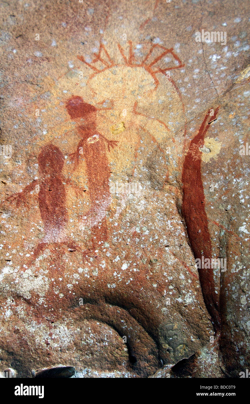 Histoire de la création du clan Nugal - Spiritueux et Yirmbal - Aboriginal Rock Art de la tribu Guugu Yimithirr, près de Hope Vale Banque D'Images