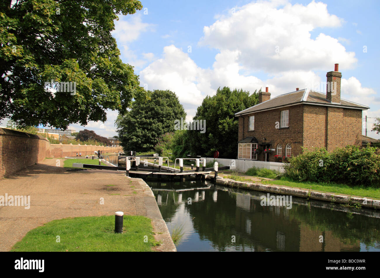 Un verrou keepers cottage à côté de la serrure 92 Hanwell serrures, Grand Union Canal, Hanwell, Londres, Royaume-Uni. Banque D'Images