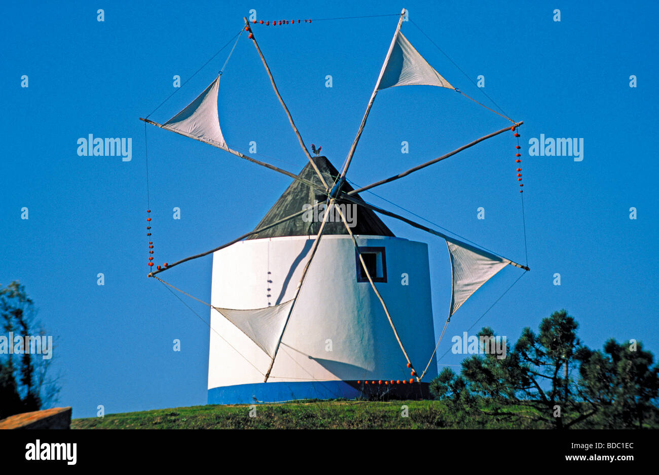 Le Portugal, l'Algarve : moulin à vent historique dans Odeceixe Banque D'Images