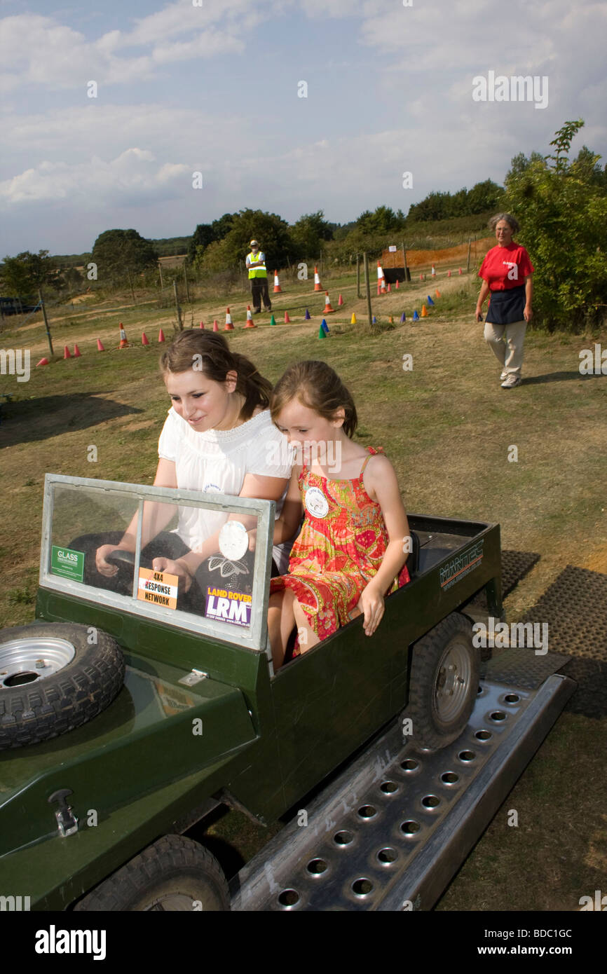 Land Rover Mini off road véhicule conduit par un très jeune sur certaines rampes Banque D'Images