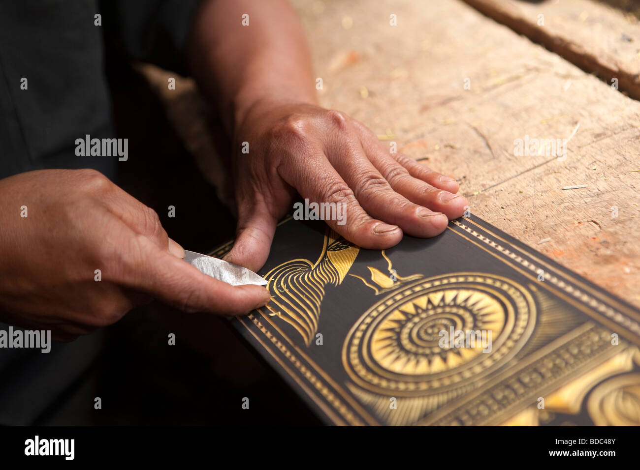 Tana Toraja de Sulawesi Indonésie Kete Kesu man carving décoration sur panneau de bois Banque D'Images