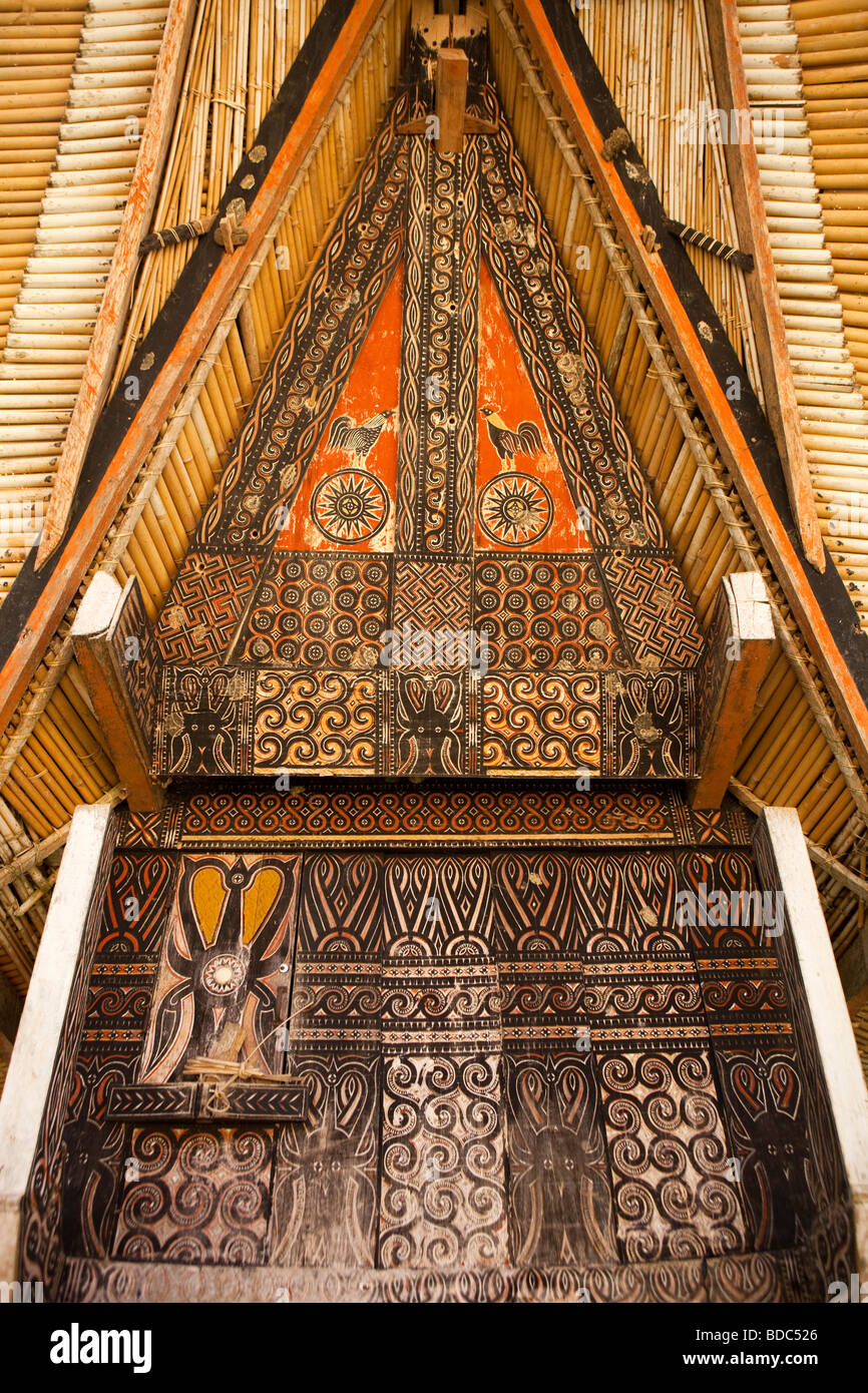 Tana Toraja de Sulawesi Indonésie Kete Kesu état haut traditionnelles tongkonan chambre décoration sculptée Banque D'Images