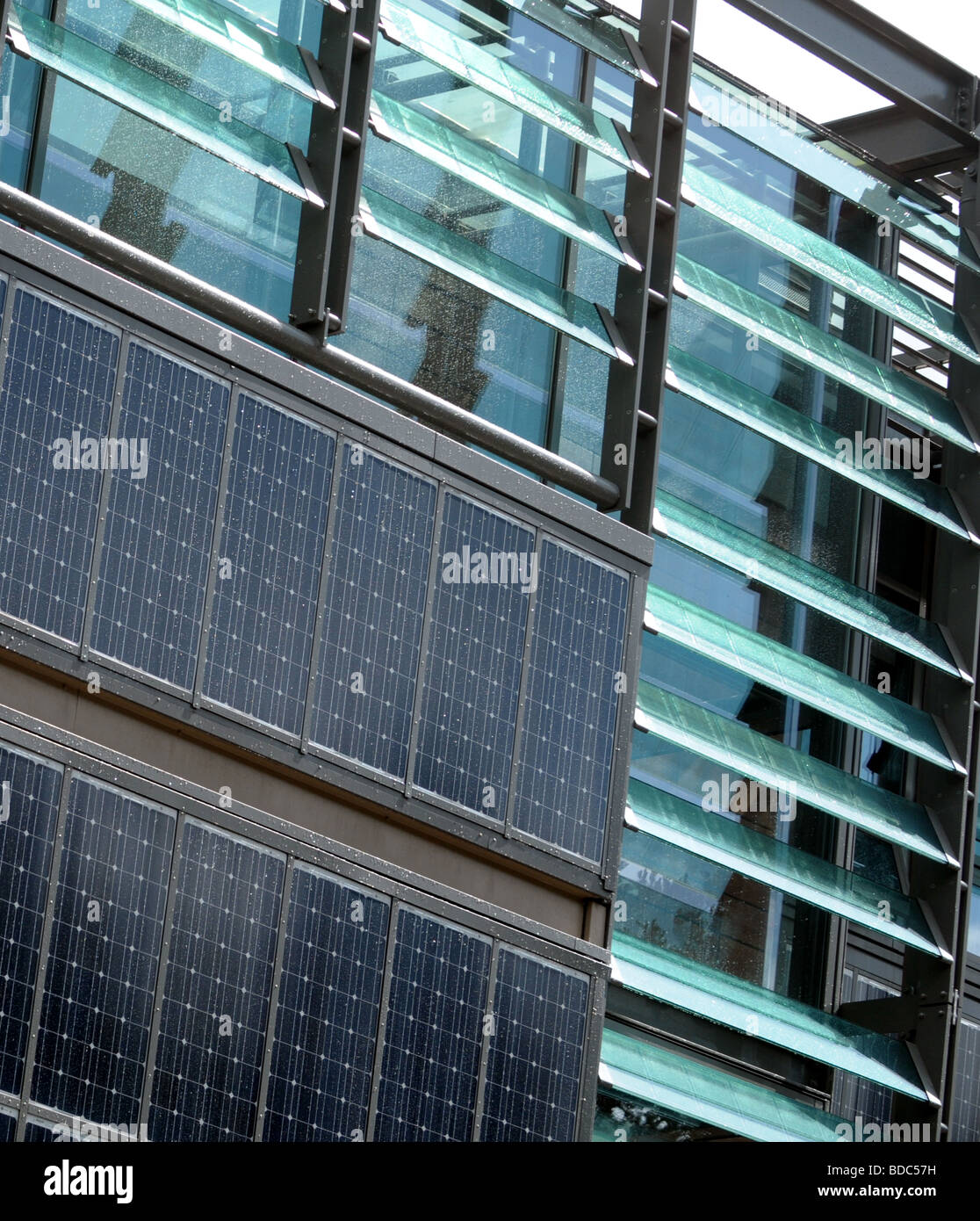 Des panneaux solaires sur un bâtiment à Édimbourg. Banque D'Images