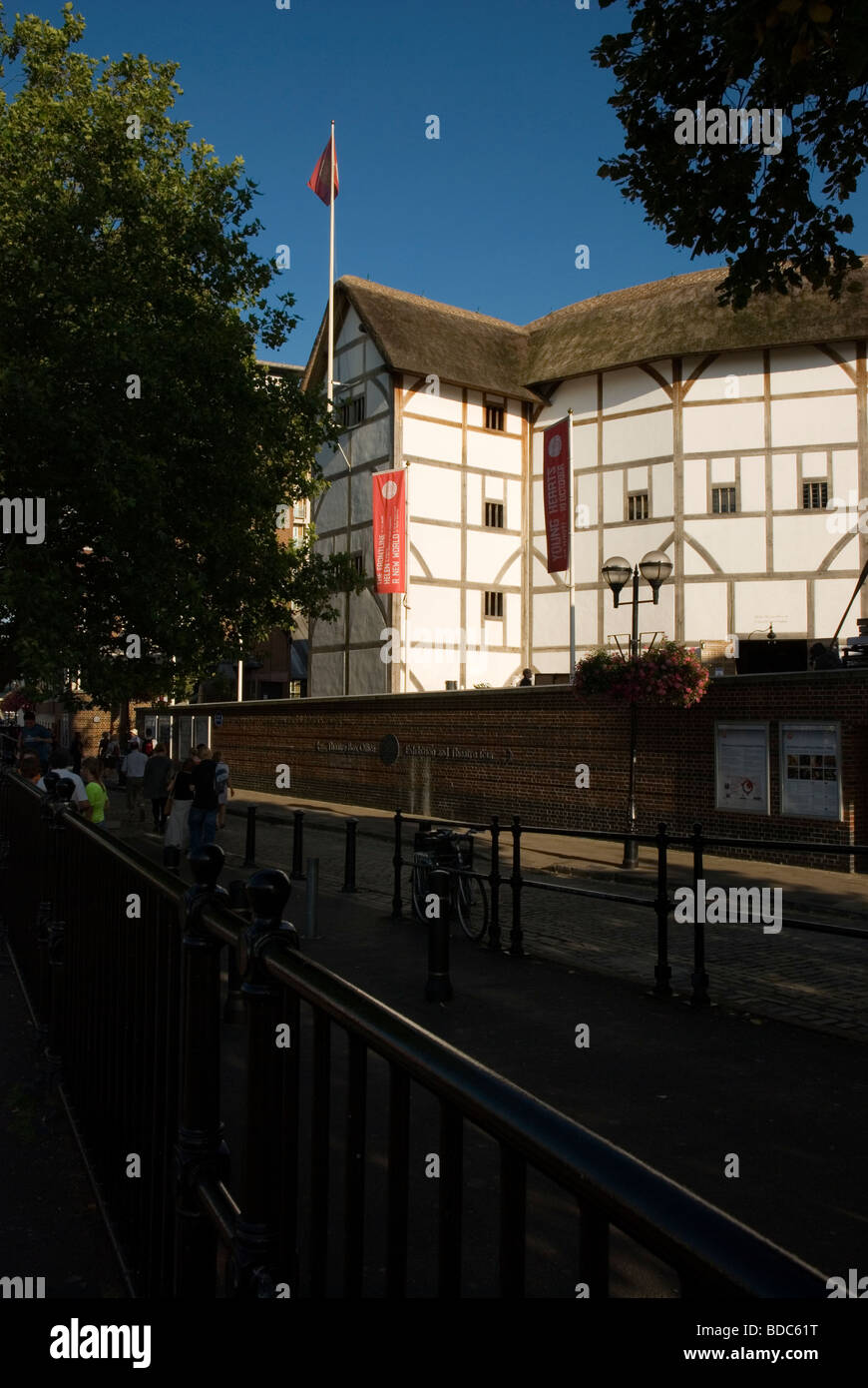 Shakespeare's Globe Theatre à Southwark sur la rive sud de la Tamise, London England UK Banque D'Images