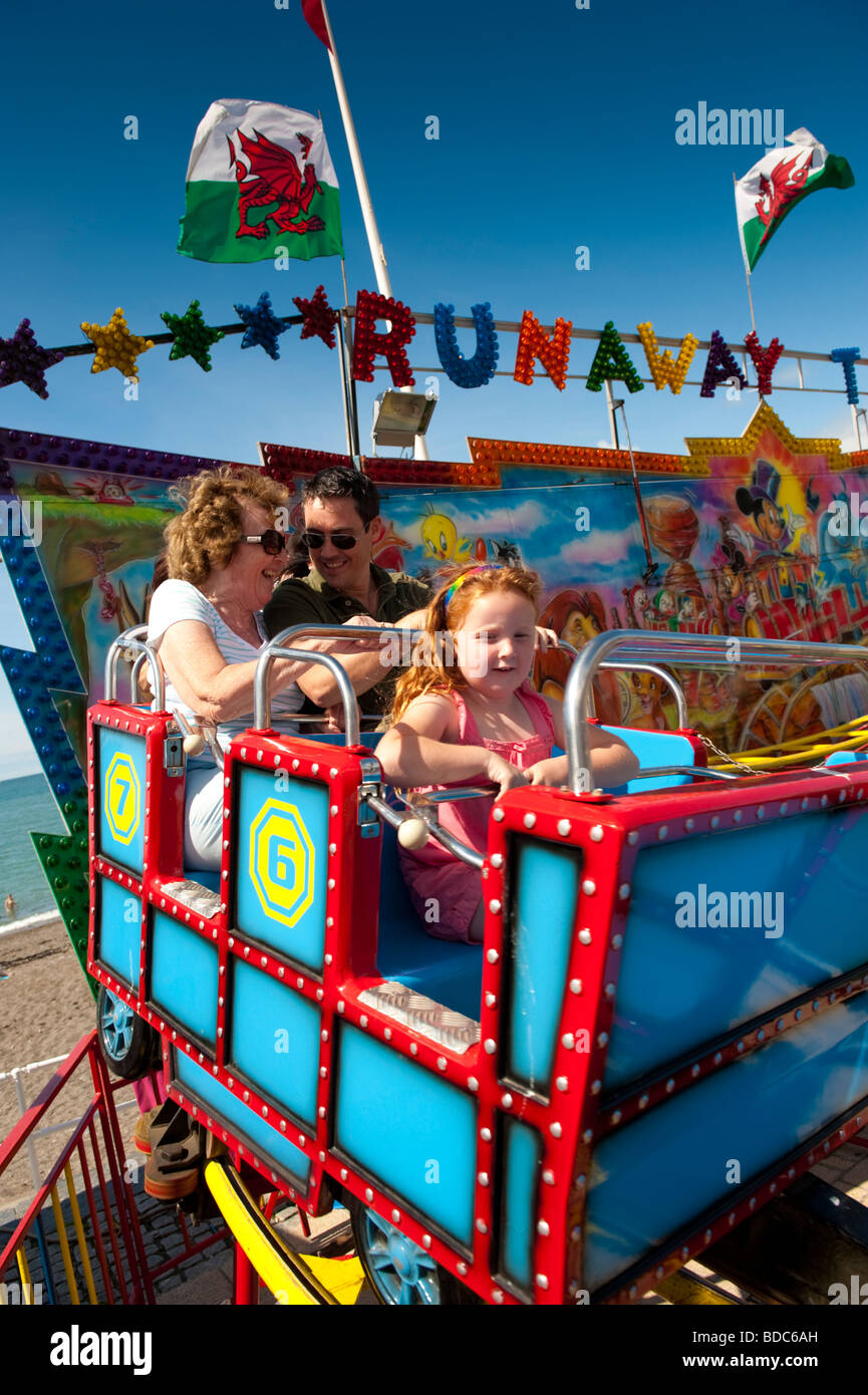Famille sur un petit parc d'Rollercoaster ride sur l'après-midi d'été, promenade Aberystwyth Wales UK Banque D'Images