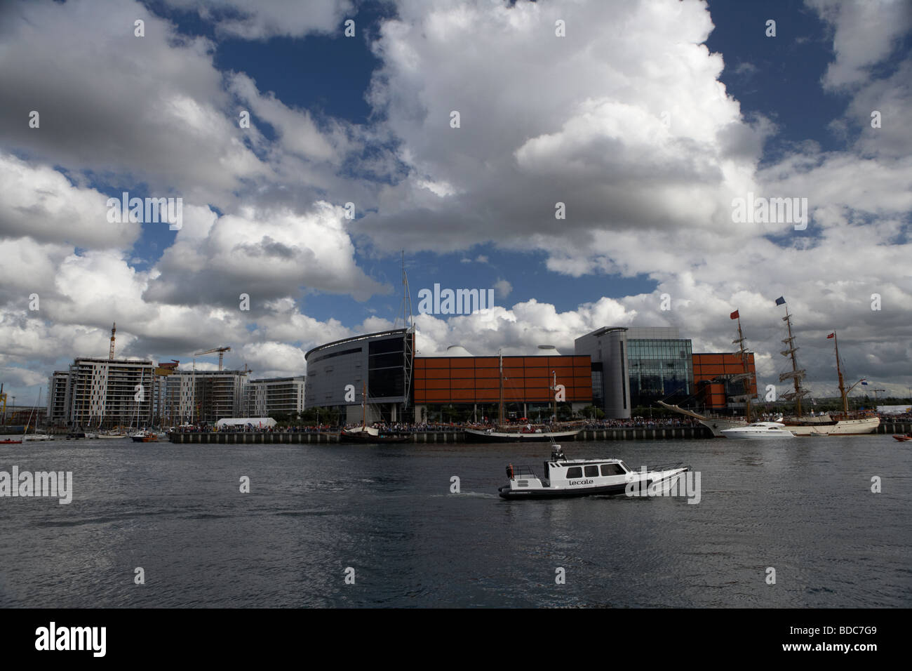 Immeuble odyssée titanic quarter apartments et la rivière Lagan, au cours de la visite des grands voiliers à Belfast en 2009 Banque D'Images