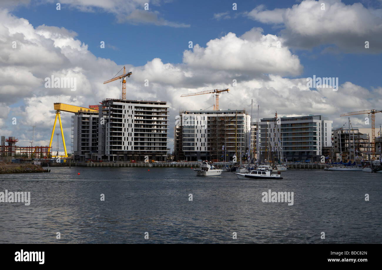 Titanic Quarter apartments et la rivière Lagan, au cours de la visite des grands voiliers à Belfast en 2009 Banque D'Images