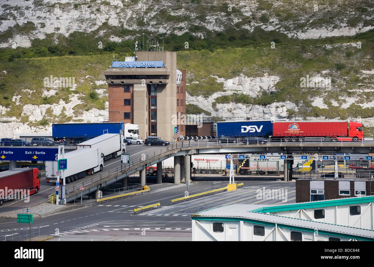 Les camions d'attente dans le port de ferry de Douvres, Angleterre, RU Banque D'Images