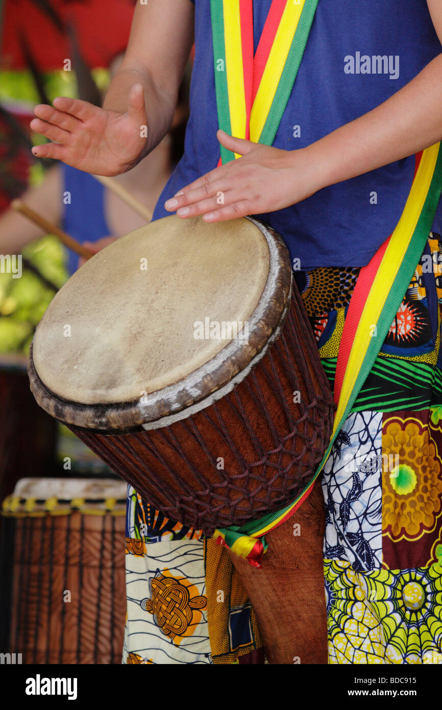 Prix Keyke danse et tambour d'Afrique de l'Ouest interprète à Dragon Boat Festival Victoria British Columbia Canada Banque D'Images