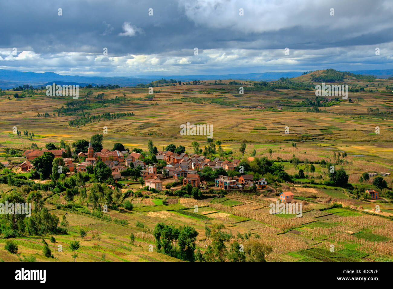 Highland Village typique près de Antisirabe Madagascar Banque D'Images