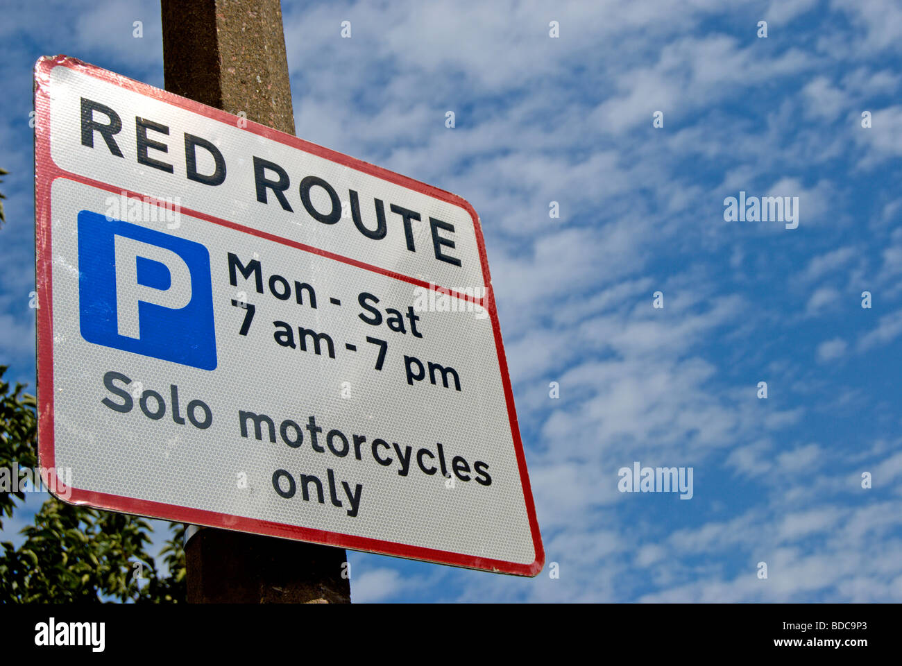 La signalisation routière pour un london red route avec restrictions de stationnement pour les motos solo, dans l'est de sheen, Londres, Angleterre Banque D'Images