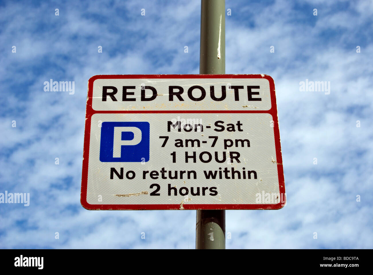 La signalisation routière indiquant un london red route et parking donnant les détails de restriction, au sud-ouest de sheen, Londres, Angleterre Banque D'Images