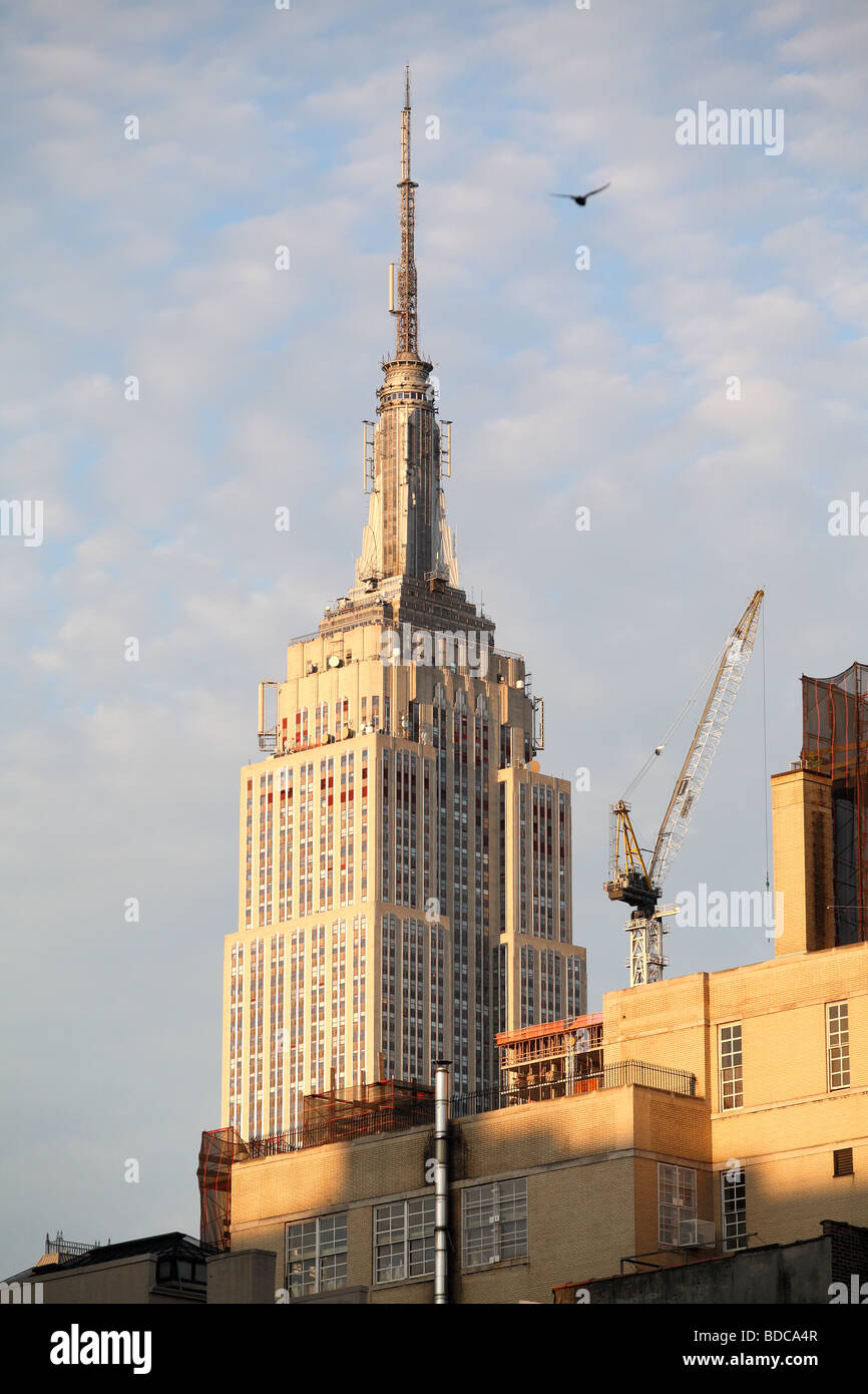 L'Empire State Building, de la fin de l'après-midi, et d'oiseau grue de construction et Banque D'Images