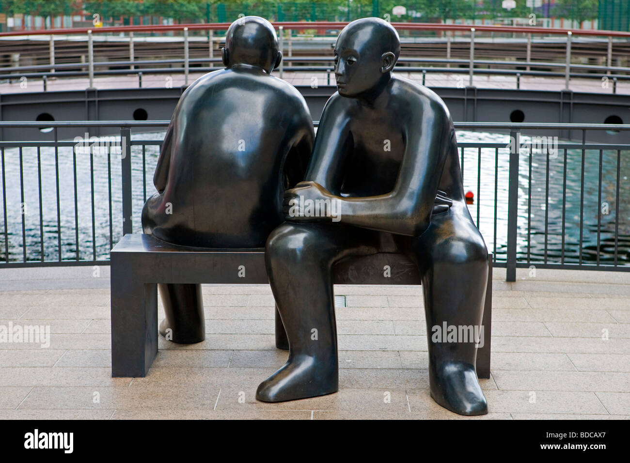Deux hommes sur un banc par Giles Penny South Colonnade Canary Wharf Londres Grande-bretagne Samedi 04 Juillet 2009 Banque D'Images