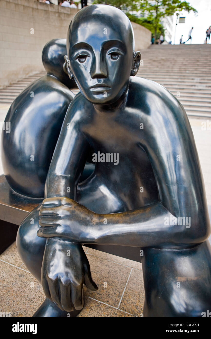 Deux hommes sur un banc par Giles Penny, au sud de la colonnade, Canary Wharf, Londres, Grande-Bretagne, Samedi, Juillet 04, 2009. Banque D'Images