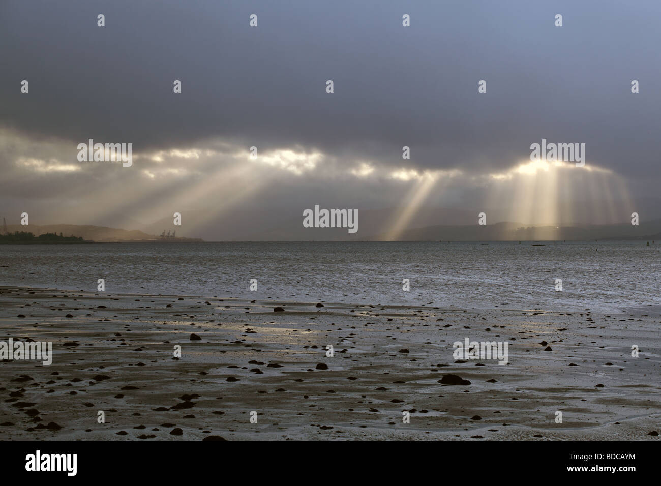 Rayons du soleil qui brillent à travers les nuages de tempête au-dessus de la Firth of Clyde, Écosse, Royaume-Uni Banque D'Images