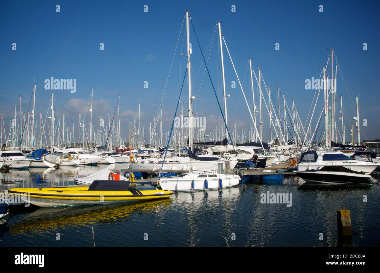 Marina Lymington Hampshire UK bateaux pontons Banque D'Images