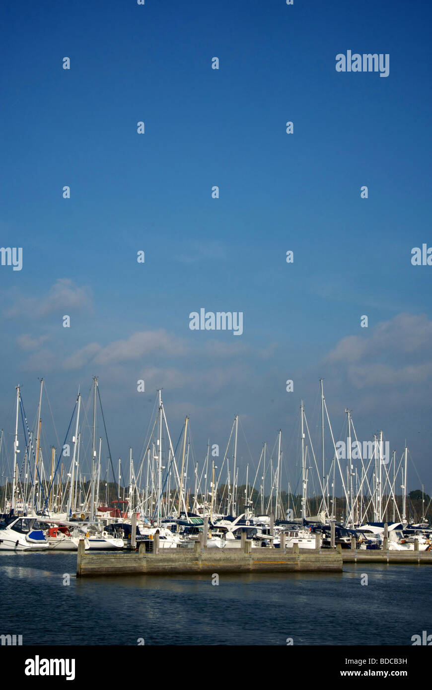 Marina Lymington Hampshire UK bateaux pontons Banque D'Images
