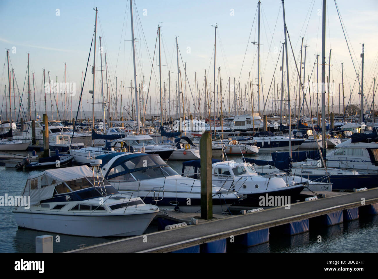 Marina Lymington Hampshire UK bateaux pontons Coucher de soleil Banque D'Images