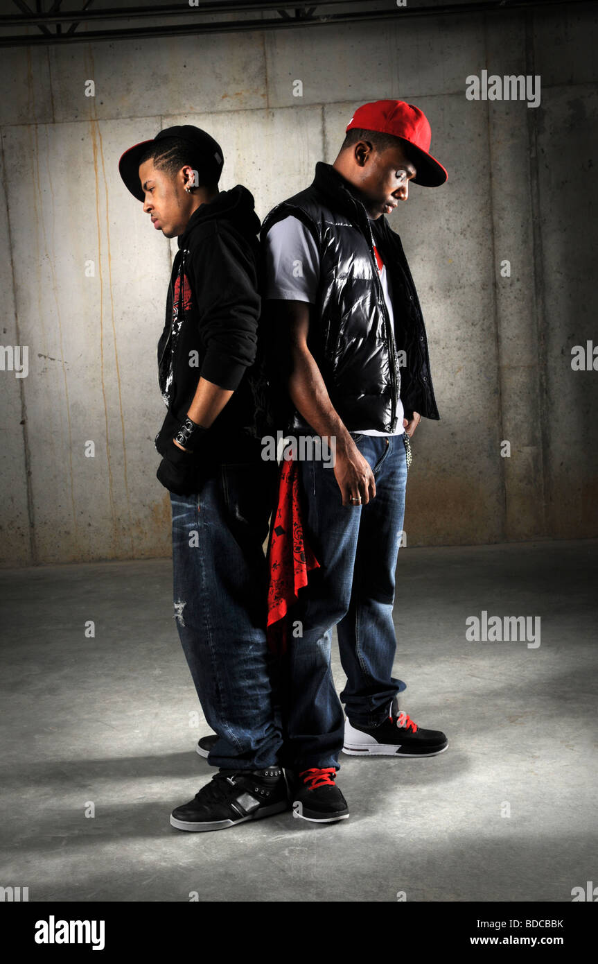 Danseurs hip-hop américain africain sur la scène d'arrière-plan industriel Banque D'Images