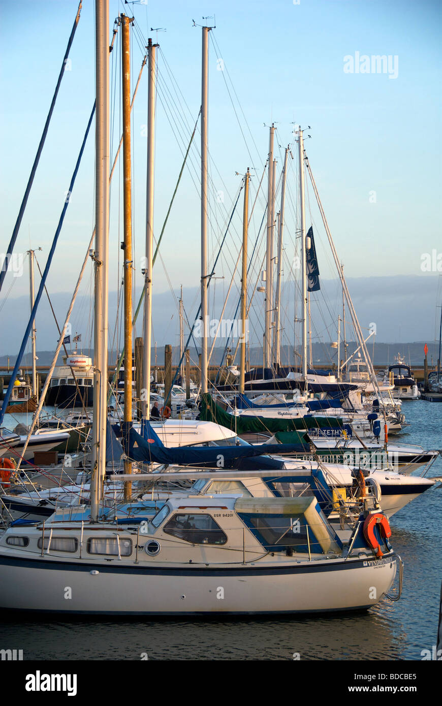 Marina Lymington Hampshire UK mâts des bateaux pontons Banque D'Images