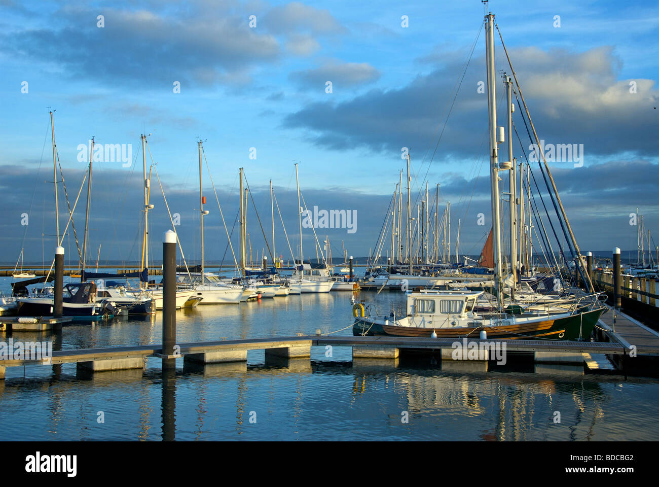 Marina Lymington Hampshire UK bateaux pontons Banque D'Images