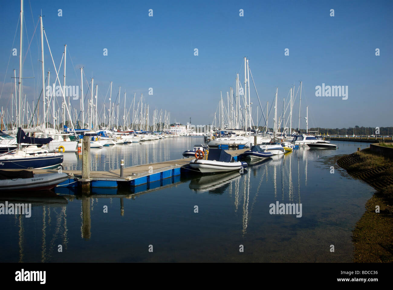 Marina Lymington Hampshire UK bateaux pontons Banque D'Images