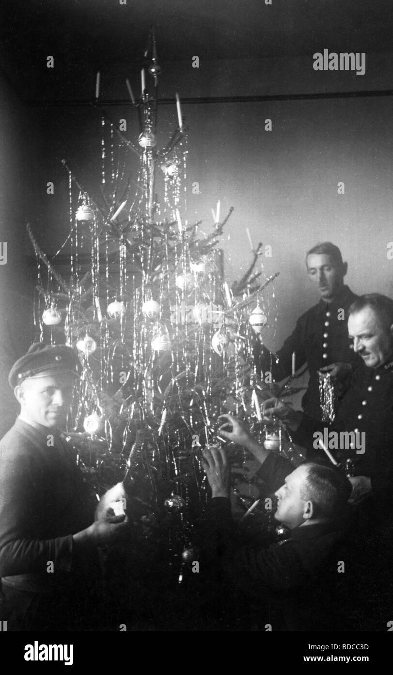 Poeple, hommes, années 1940, Allemagne, employés de chemins de fer allemands décorant arbre de Noël, 24.12.1940, Banque D'Images