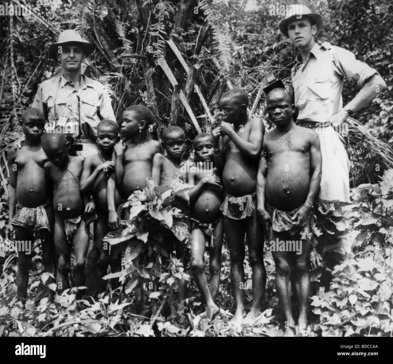 Grzimek, Bernhard, Prof. Dr., 24.4.1909 - 13.3.1987, zoologiste allemand, demi-longueur (à gauche), avec son fils Michael et un groupe de indigènes dans la forêt d'Ituri, 1954, Banque D'Images